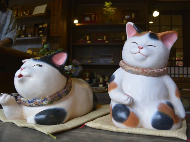 招き猫の絵付け