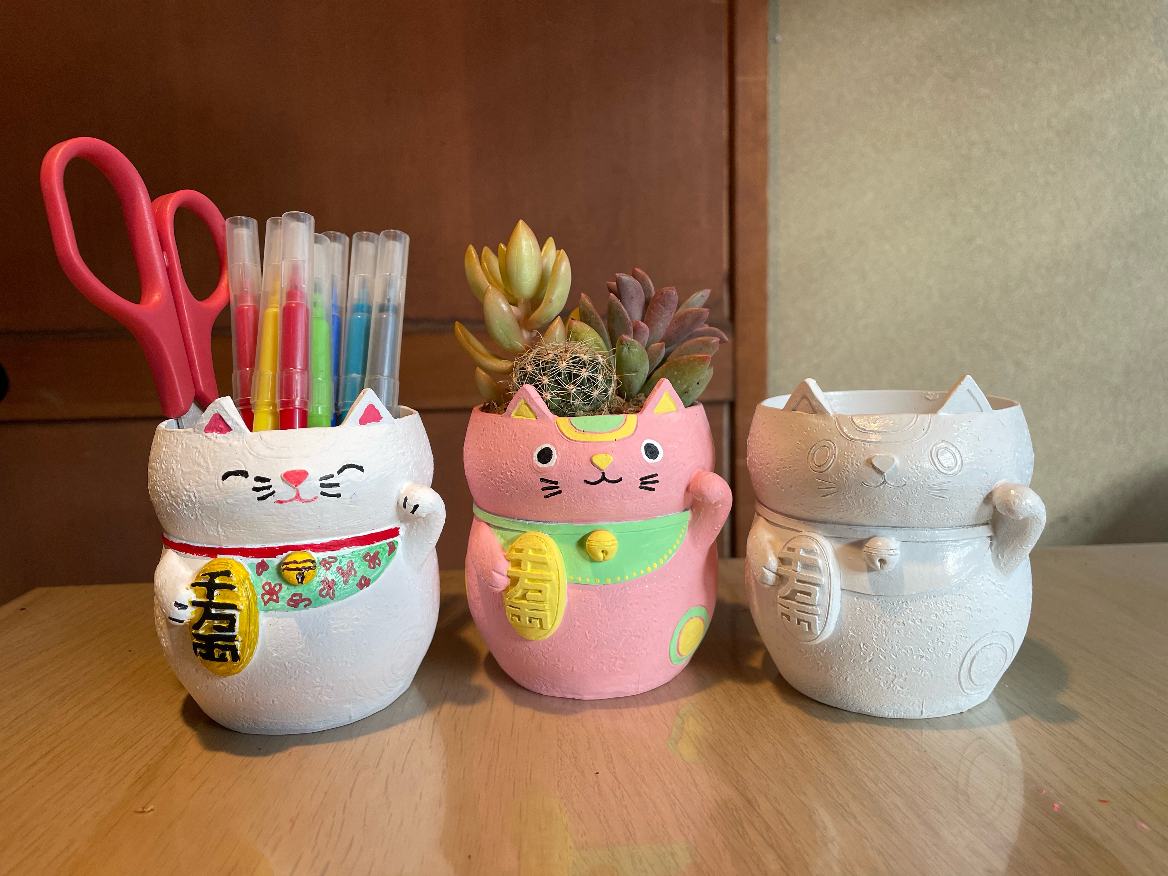 招き猫ポットの絵付け
