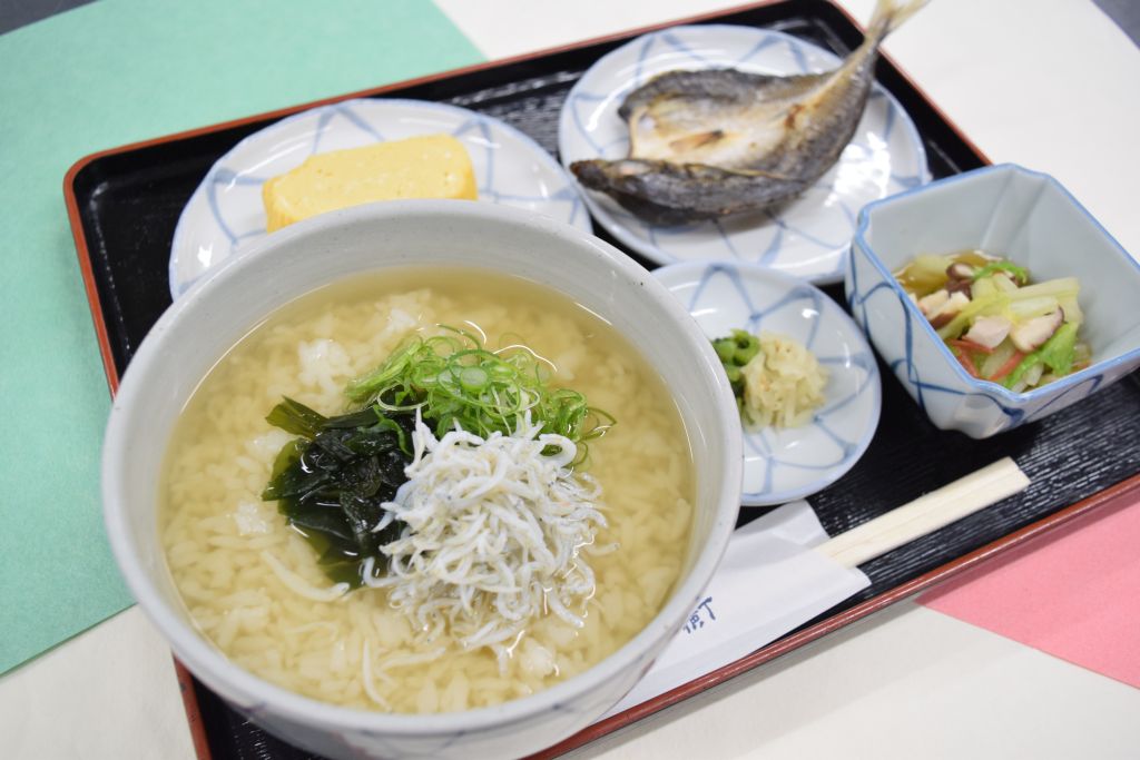 ＜3月＞しらすとわかめ雑炊